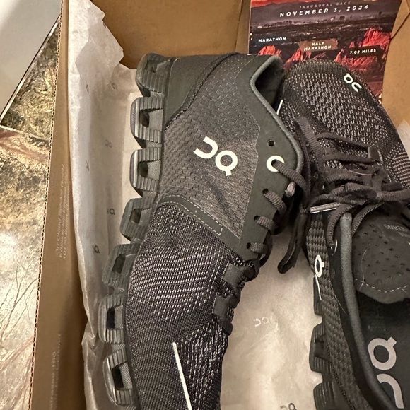 ON Tennis Shoes size 7 1/2 Excellent condition as pictured - Picture 12 of 16